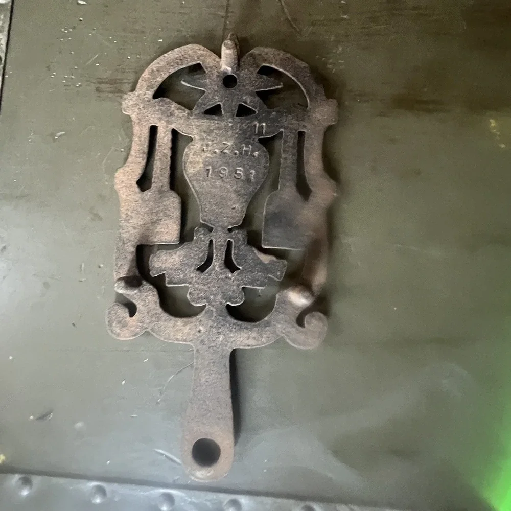 Vtg JZH Cast Iron Hand Trivet Love Doves 11-1951 Pennsylvania Dutch 8.75
